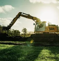 Ein Bagger in der Sonne